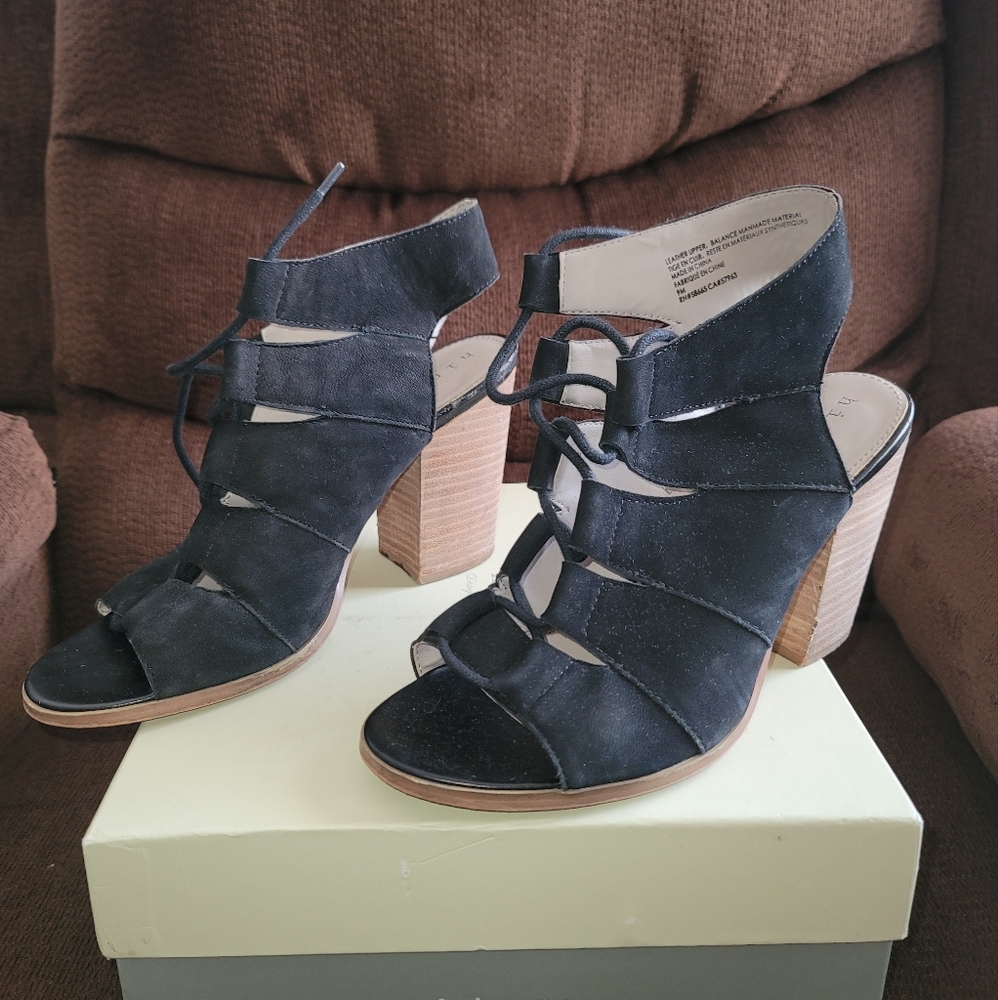 Hinge Hgdrea-Lea Lace up Bootie Heels